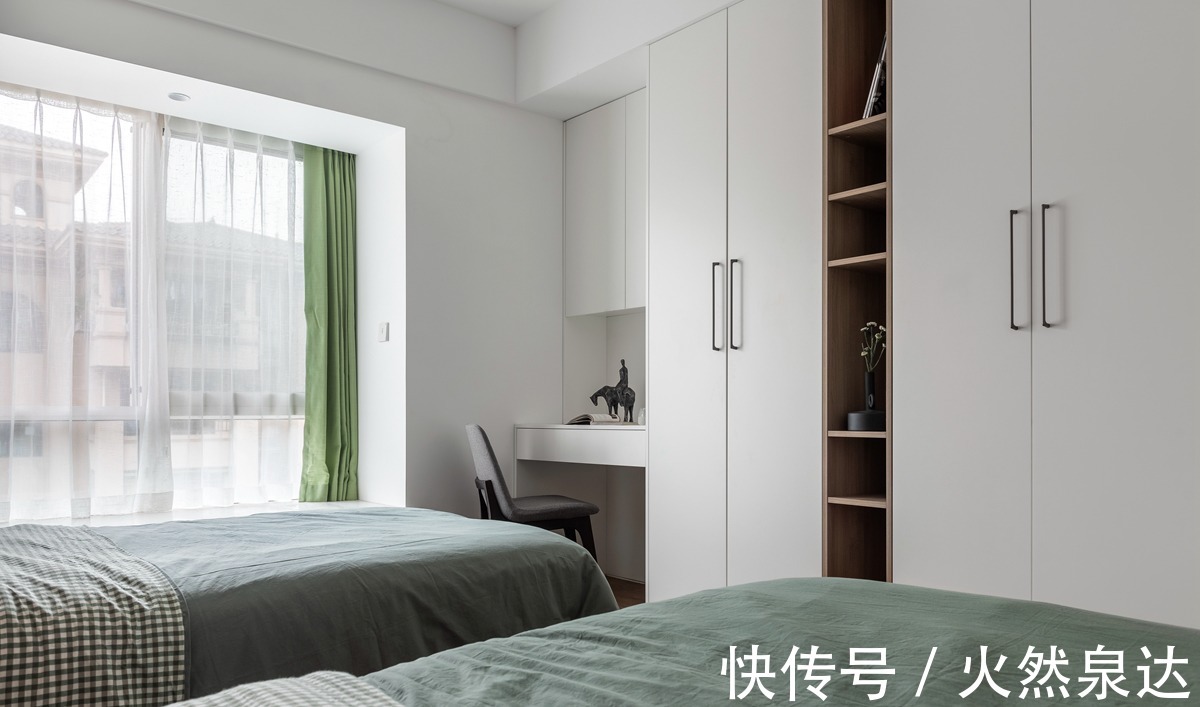 书墙|200㎡原木自然风,餐岛一体+超大书墙,住着温馨的一家四口
