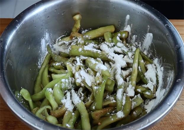 炒茄子怎么做好吃?教你一招,茄子不吸油,好吃又下饭,真香