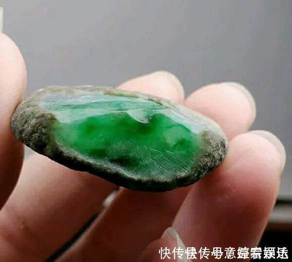 小哥花800买了一块不起眼的翡翠小料子，一刀下去后商家哭了