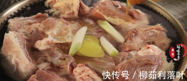 酱大骨头的家常做法,配料和做法毫无保留,肉香软烂特别解馋!