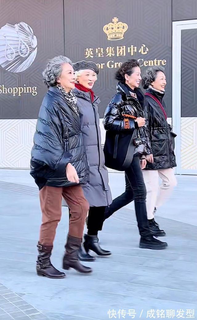 穿搭|“时尚奶奶”的穿搭真接地气,白发不染真实不装嫩,优雅到骨子里
