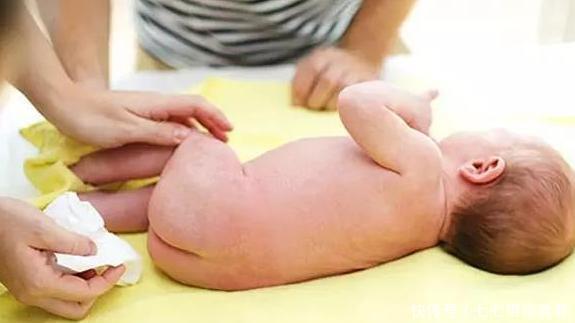 怒斥|宝宝拉臭臭，用水洗还是纸巾擦新手妈妈这样做，医生怒斥无知