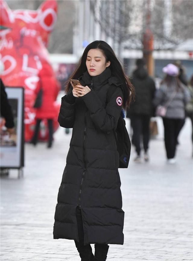 冬天可以选择黑色穿搭，黑色要搭配出层次感，要注意服装材质