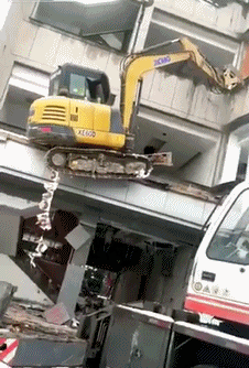 |搞笑GIF趣图哥们,马上都追上来了,你赶紧跑吧!