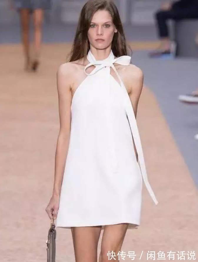 连衣裙|53岁王小丫素颜亮相,穿连衣裙配丝巾低调朴素,骨子里透着知性美