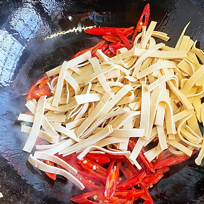 第一次尝试蒜苗炒豆腐皮，没想到这么好吃