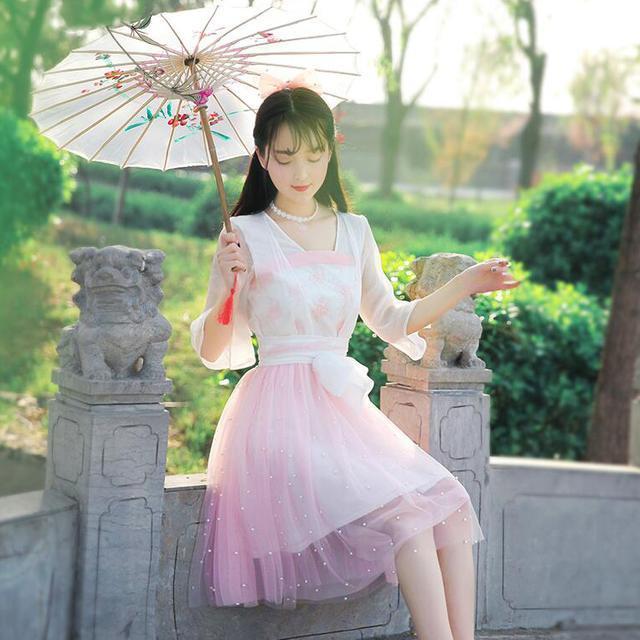 汉元素|汉服即便是改良了,也只有中国人才能穿得出神韵,外国人还真不行