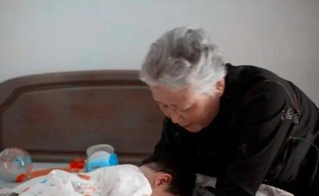 外孙女|外婆怕外孙女太热,把纸尿裤剪成“乞丐装”,网友求大量生产