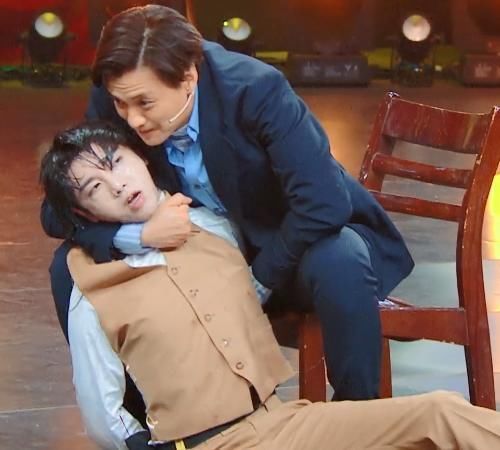 王牌华晨宇被按到水里时,谁注意到他的表情忍不住心疼