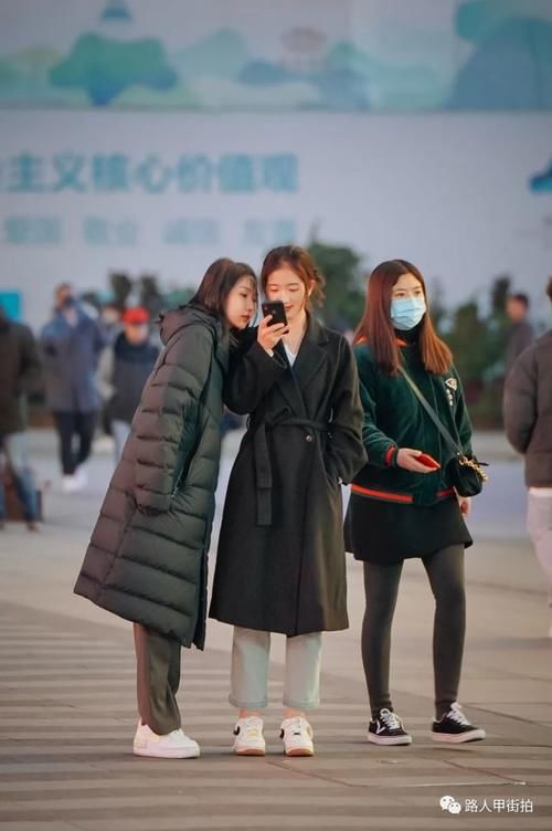  路人甲|【路人甲街拍】12-15/黑色羽绒服才是永不过时的冬季神款