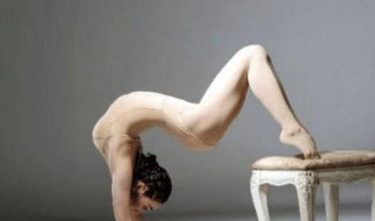 美女!中国“柔术”第一美女,已达登峰造极的地步,网友:动作看着疼