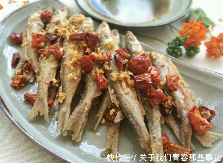 做法|炸小鱼,用面粉还是用淀粉?教你做法,外酥里嫩,连骨头都炸酥了