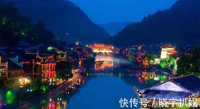 夜景|湘西凤凰古城住两天，看唯美的沱江夜景，苗家的美食可千万别错过