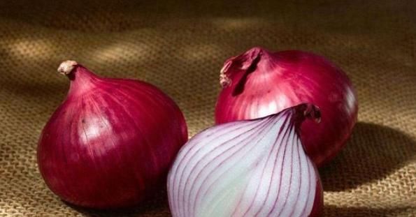 不要小瞧洋葱了，洋葱的营养功效极高，常吃对身体有几大好处