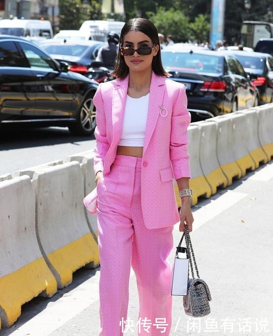 热裤|何超琼有豪门底蕴,穿“芭比粉”上衣也不俗气,搭配热裤美成贵妇