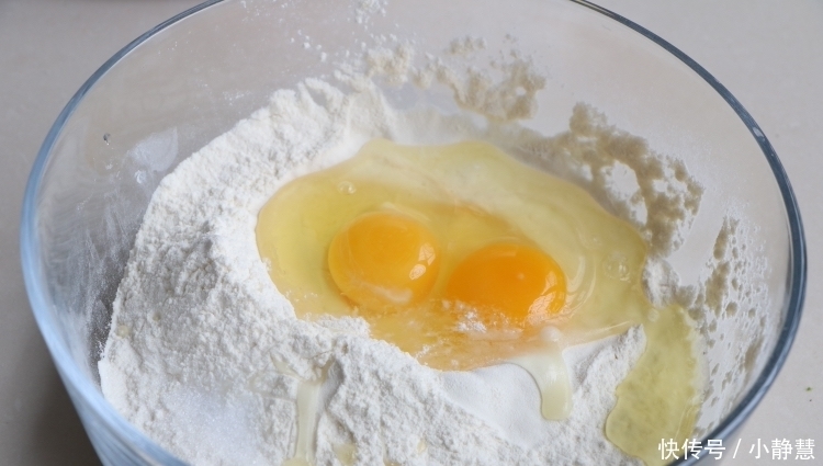 面粉里加2个鸡蛋,不用蒸不用炸,健康好吃,女儿一口一个停不了