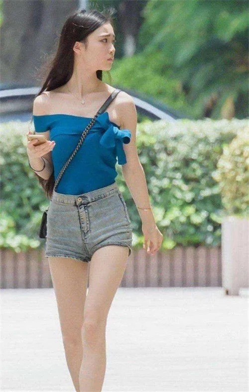 街拍:语笑嫣然的小姐姐,一身简约的穿搭,尽显清纯女神范