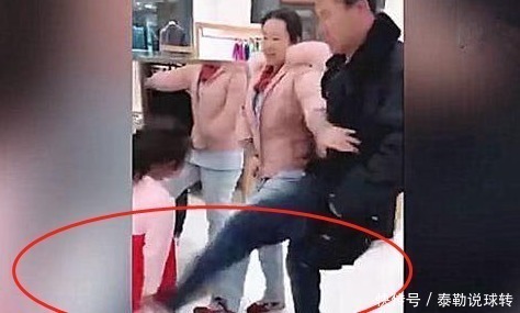 小女孩|因忘记给孩子买饮料,5岁女孩狠踹妈妈5脚,爸爸的做法太解气