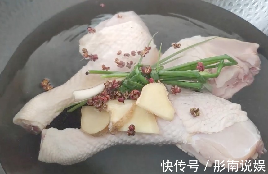 美味|鸡腿最简单的吃法，香辣美味，肉质软嫩，是一道不错的小凉菜