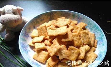 想吃苏打饼干不用买，1碗面粉自己在家做，不加黄油，更营养健康！