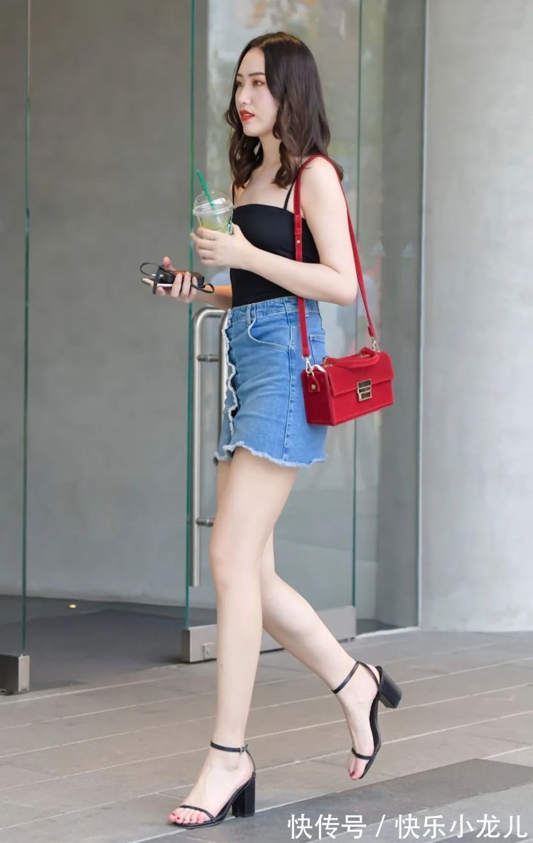 吊带 黑色吊带搭配一字带高跟鞋,时尚漂亮有气质