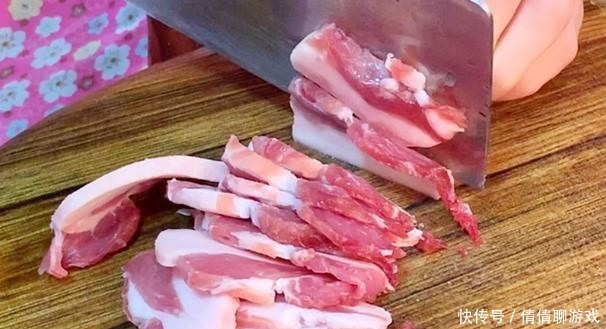 今天做道白菜粉条炖豆腐,汤汁浓郁,豆腐吸满汤汁,超级下饭