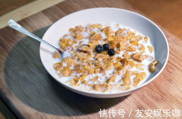 小米粥|有4种食物晚上睡觉前可以给孩子吃，不仅有益睡眠，还能帮助长高