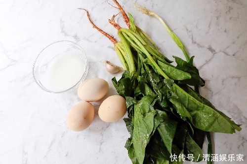 蘸汁菠菜鸡|菠菜别光炒着吃,加3个鸡蛋,香嫩可口,孩子吃上一口就停不下来