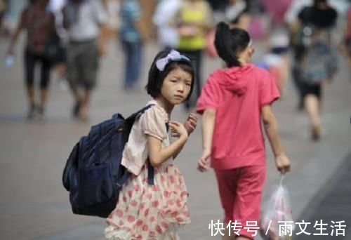 书包|“家长替孩子背书包”是溺爱，却被家长回怼：几十斤你来背背看