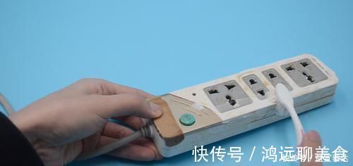 不管插线板有多脏,教你一招,不用一滴水,插线板跟新的一样干净