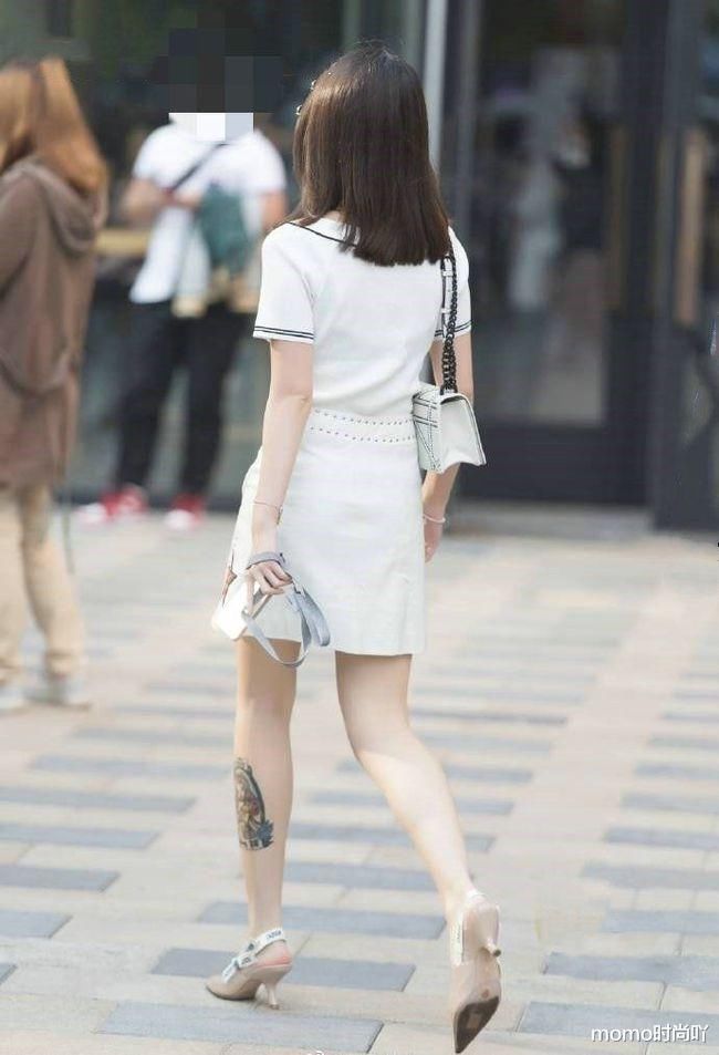 街拍美女：尖头的设计时髦有型，裸色高跟鞋更显修长美腿