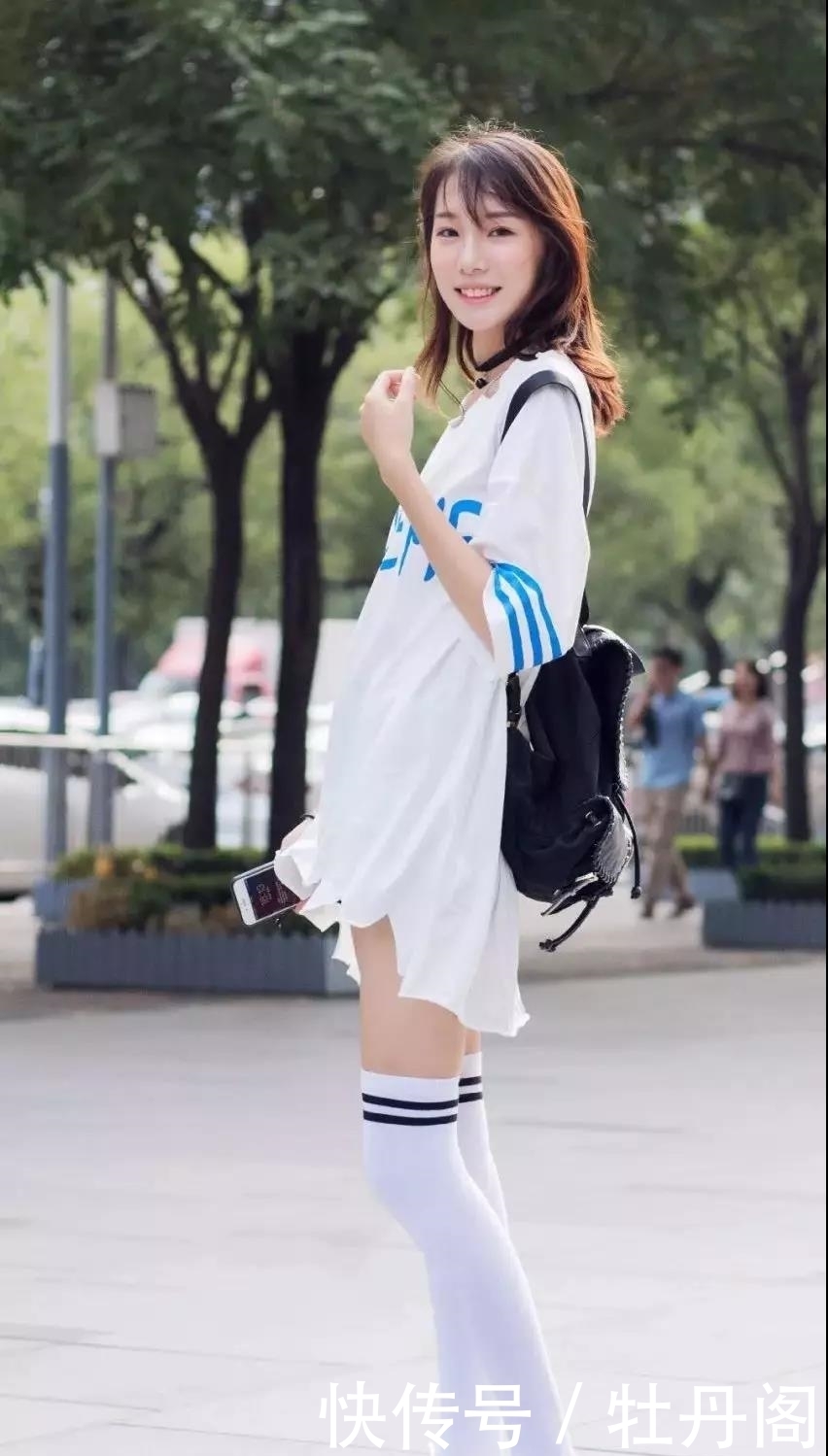 裤裤|美图:街拍黑色紧身短裙和白色裤裤若隐若现运动衣,你喜欢哪个