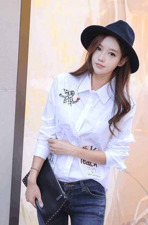 身材 紧身牛仔裤这样穿搭,不但显瘦还能勾勒S身材,背影更加性感迷人