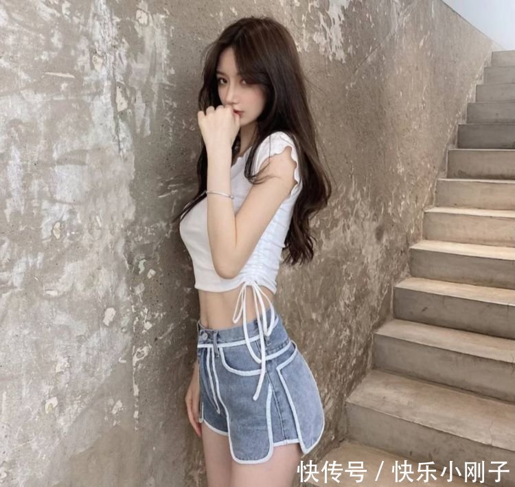 橘色|橘色修身短袖,搭配白色半裙热裤,精美时尚又显得十分的优雅大气