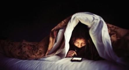 近视|家长不妨看看,这四件事会让孩子视力下降,可能你每天都在做