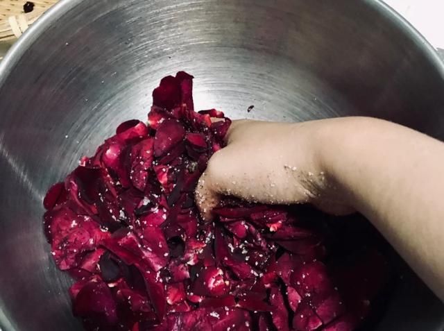 玫瑰|香气四溢的自制玫瑰鲜花饼，软糯酥香清甜，据说还是低糖低卡的