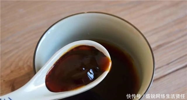 汤汁|132年前,他因煮菜忘关火意外熬出黑色汤汁,如今成家家必备产品