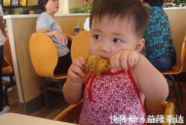 食物|劝告:3岁前,4种食物不是疼孩子,是害孩子,还有家长给娃吃