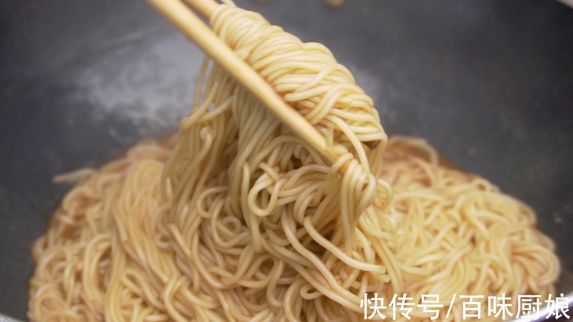 面条这样做,加葱花一点缀,简单又美味,一点也不比饭店做的差