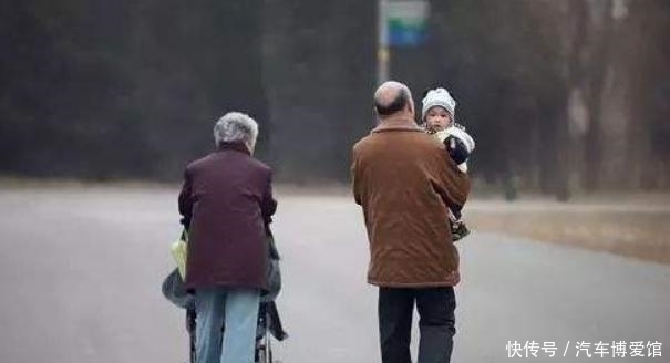 插手|隔代育儿"矛盾多"?帮小孩带娃,关于这几个方面,别强行插手