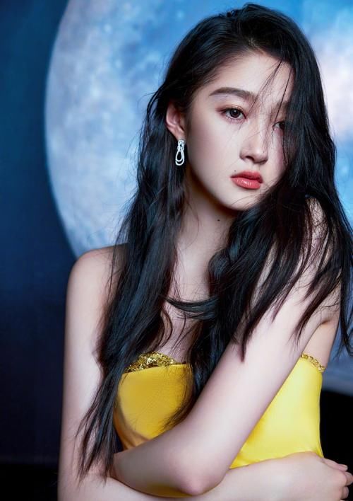 微博之夜关晓彤神仙姐姐造型,闪黄色登场,又粉色亮片装,美到炫目