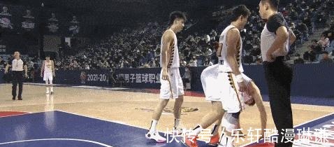 侵犯|广厦三少被广东球员侵犯,孙铭徽被垫脚,赵岩昊被打落两颗牙齿!