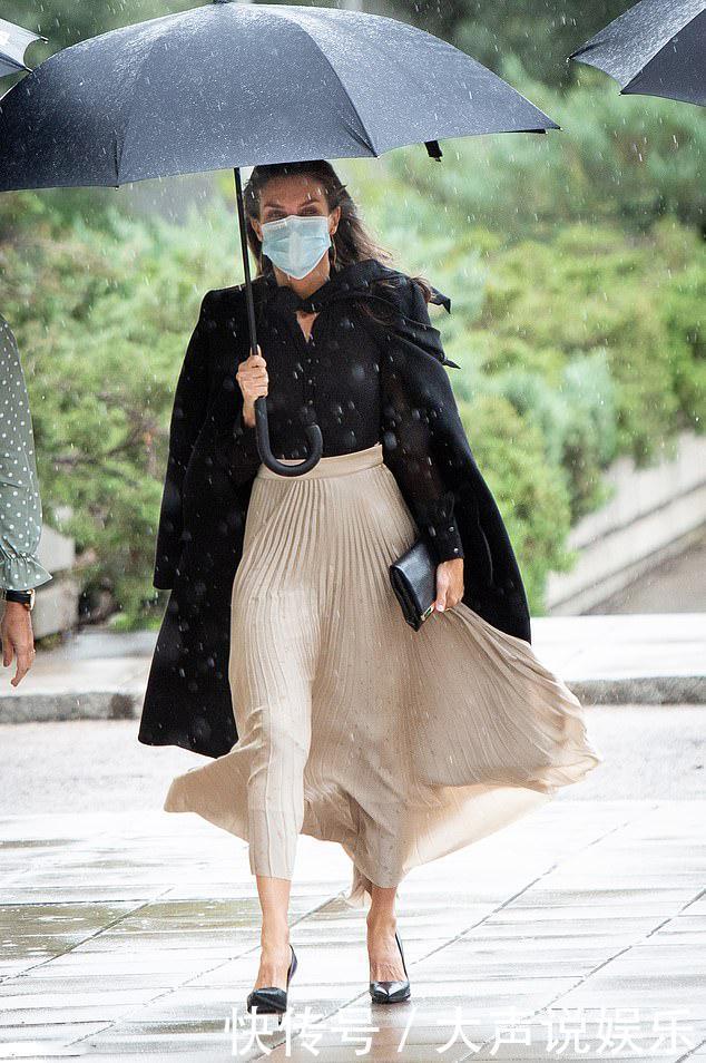 西班牙王后真会穿,乳白色“呢大衣”配红针织衫,美得高级又醒目