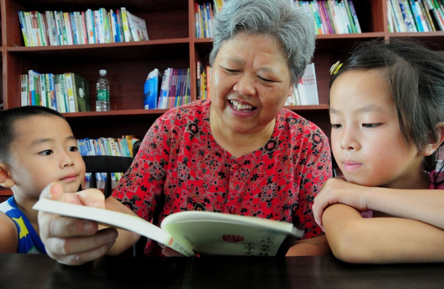 5岁闺女被送到奶奶家，接娃时爸妈哭笑不得，网友：喜庆福娃