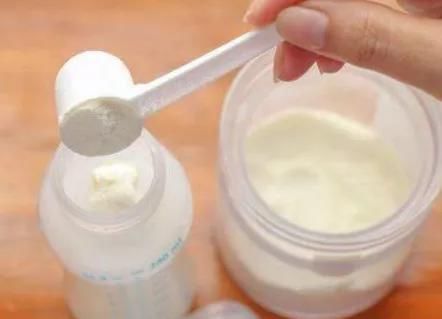 排便|母乳喂养的新生儿,喂水就没必要了吗?出现这些异常现象还是喂吧