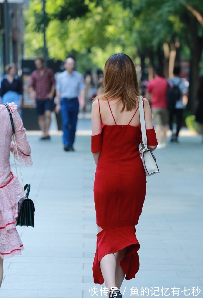 裙子 裙子都穿出“破洞”了,还笑的这么开心,这心是真大