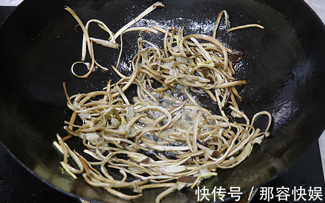 这道菜|家常菜茶树菇炒肉丝，肉丝鲜嫩，茶树菇干香，再挑食的孩子也爱吃