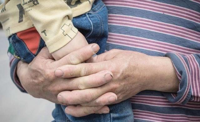 妹妹|哥哥放学回家就“猛亲”妹妹,而诱发妹妹看急诊,什么原因不能亲