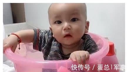 潘多拉|“最卖力奶爸”洗衣带娃两不误走红,萌娃蹲在桶里实力“监工”