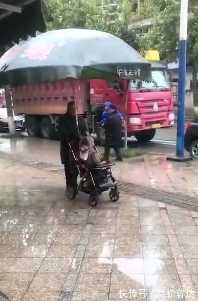 遛弯|下雨天爷爷带孙子遛弯,看到伞的那一刻,网友:这个伞有点过分了